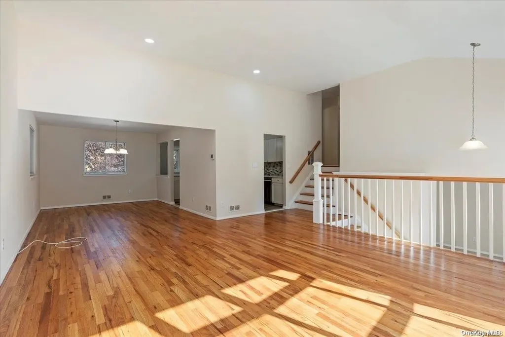 15 Starfire Court Hewlett NY 11557