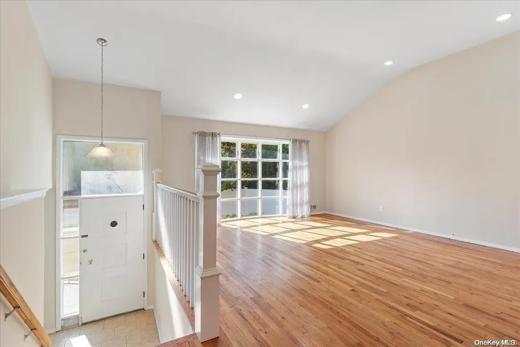 15 Starfire Court Hewlett NY 11557