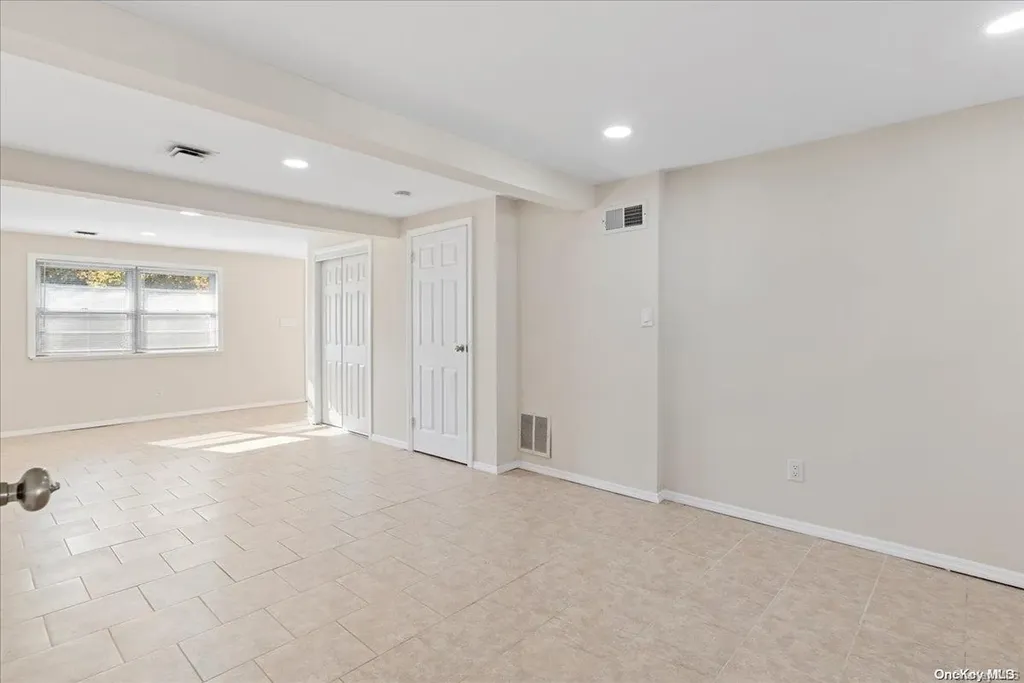 15 Starfire Court Hewlett NY 11557