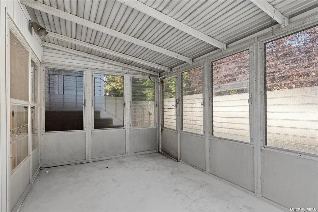 15 Starfire Court Hewlett NY 11557