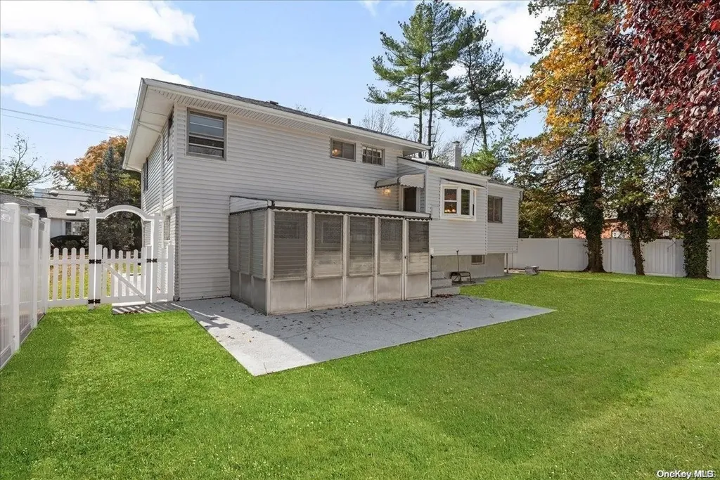 15 Starfire Court Hewlett NY 11557