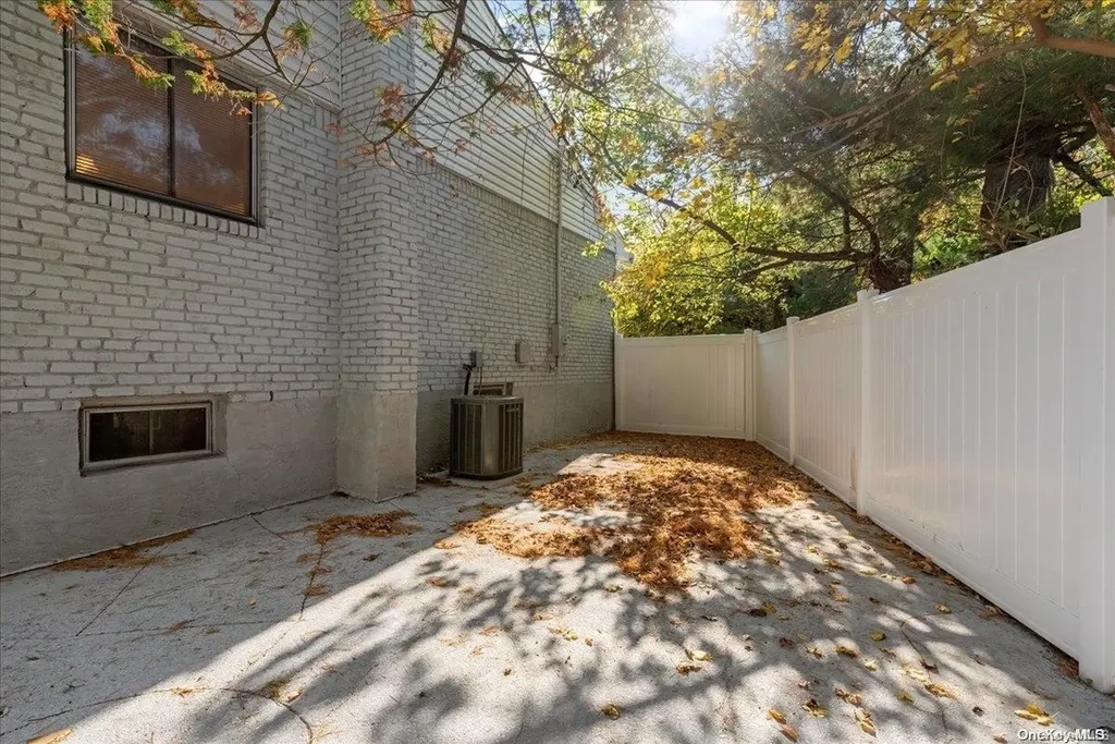 15 Starfire Court Hewlett NY 11557