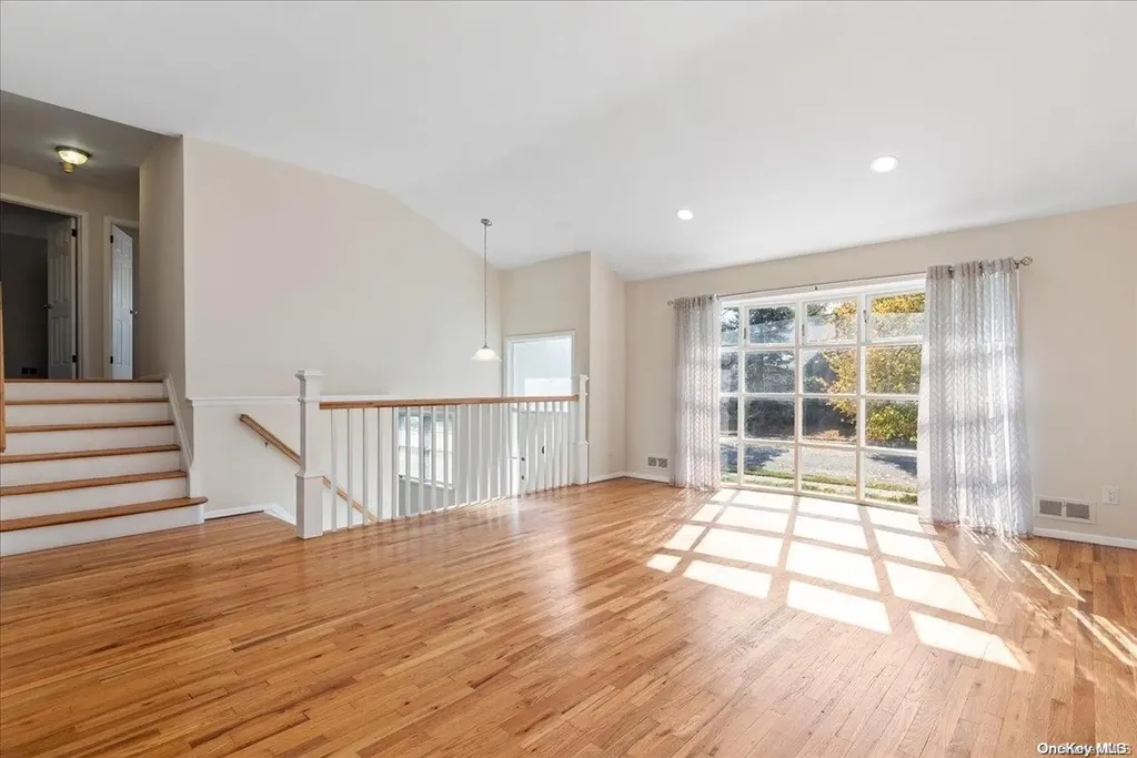 15 Starfire Court Hewlett NY 11557