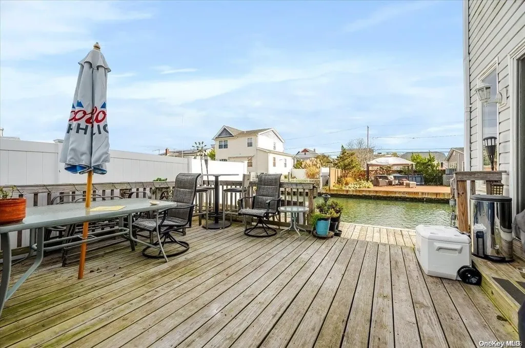 718 S 9th Street Lindenhurst NY 11757