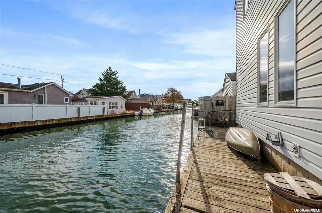 718 S 9th Street Lindenhurst NY 11757