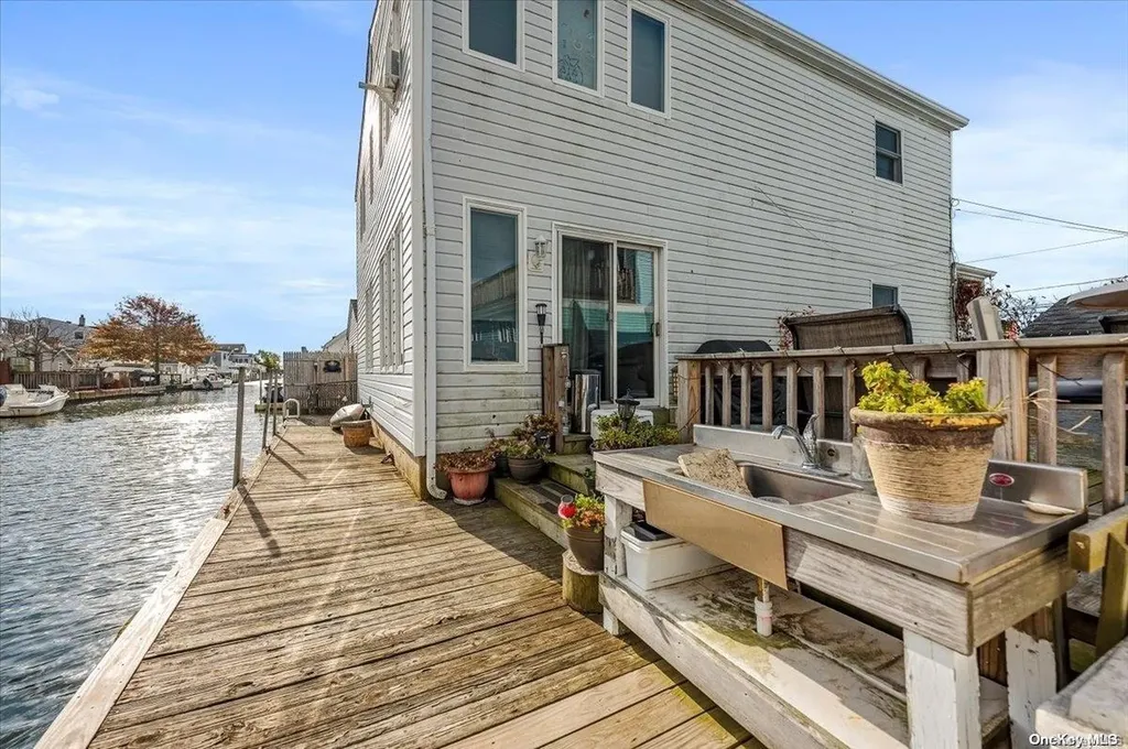 718 S 9th Street Lindenhurst NY 11757