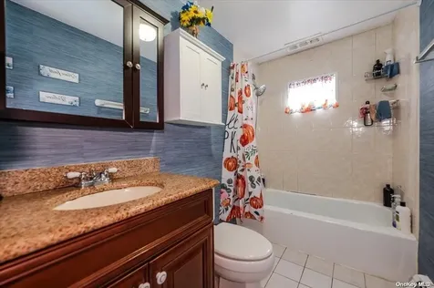 718 S 9th Street Lindenhurst NY 11757