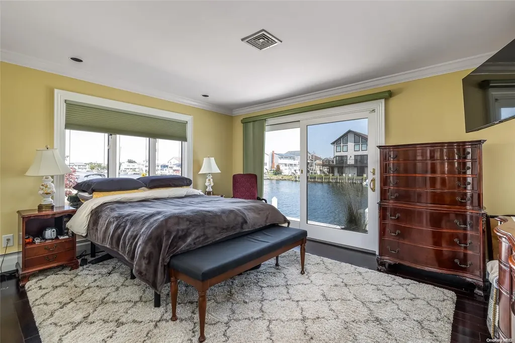 84 New Point Amityville NY 11701