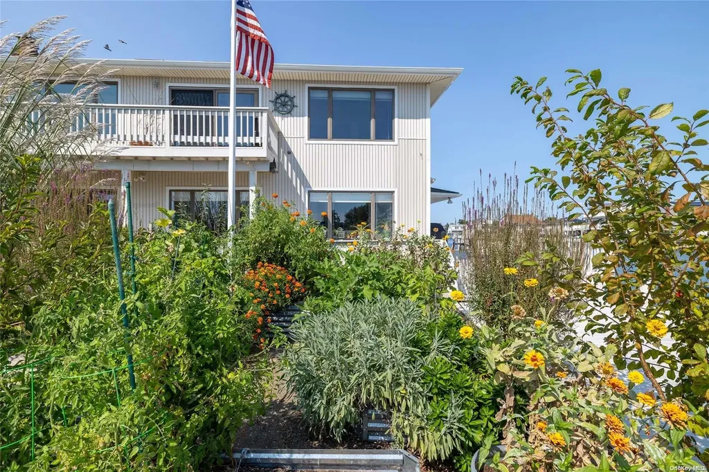 84 New Point Amityville NY 11701