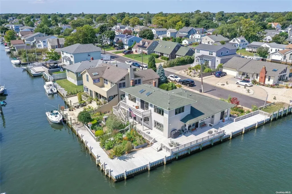 84 New Point Amityville NY 11701