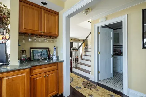 84 New Point Amityville NY 11701