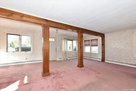 39 Walnut Avenue East East Farmingdale NY 11735