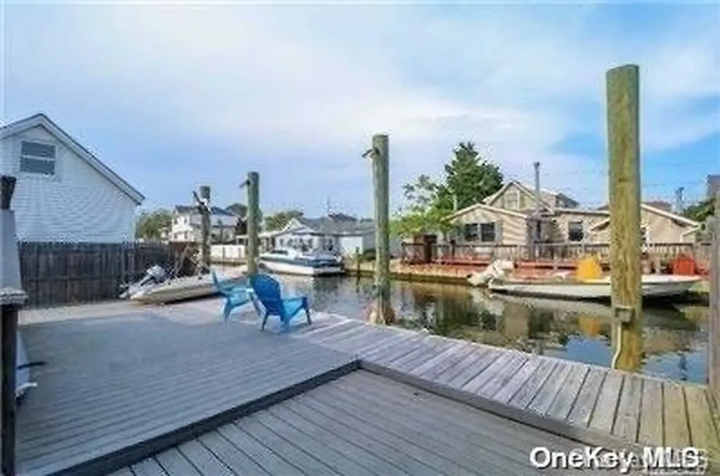 744 S 9th Street Lindenhurst NY 11757