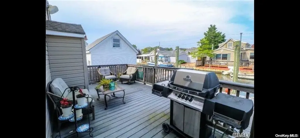 744 S 9th Street Lindenhurst NY 11757