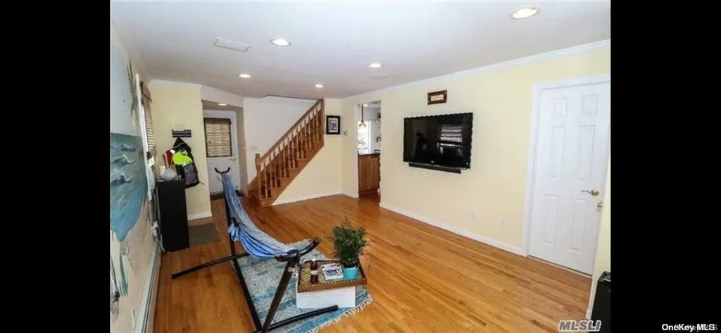 744 S 9th Street Lindenhurst NY 11757