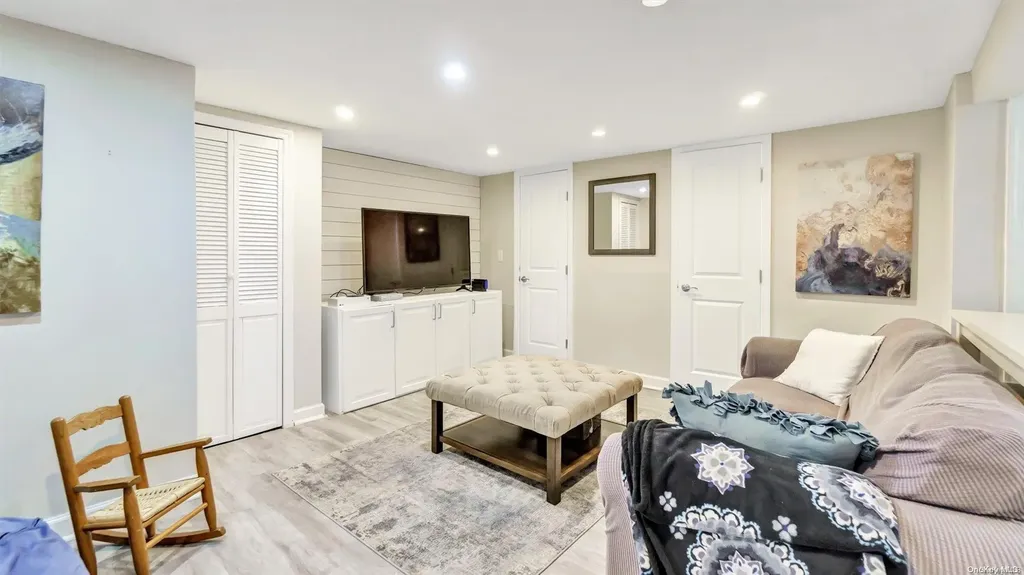 20 Eleanor Road Plainview NY 11803