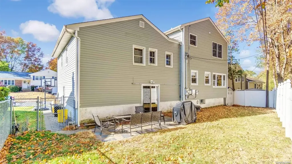 20 Eleanor Road Plainview NY 11803
