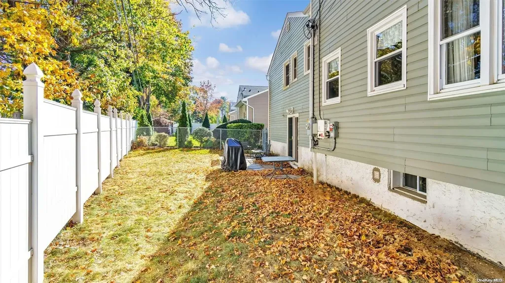 20 Eleanor Road Plainview NY 11803