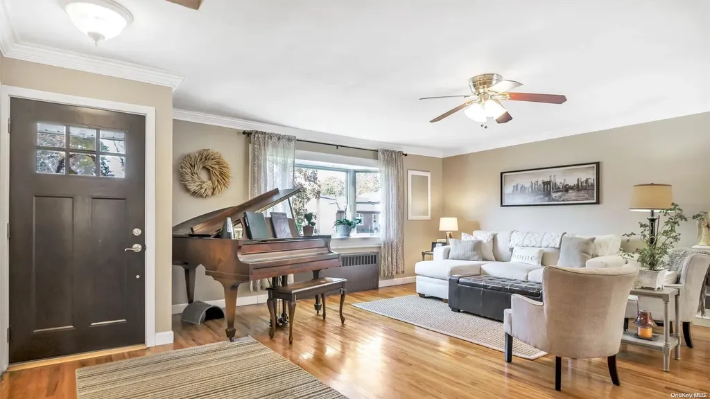 20 Eleanor Road Plainview NY 11803