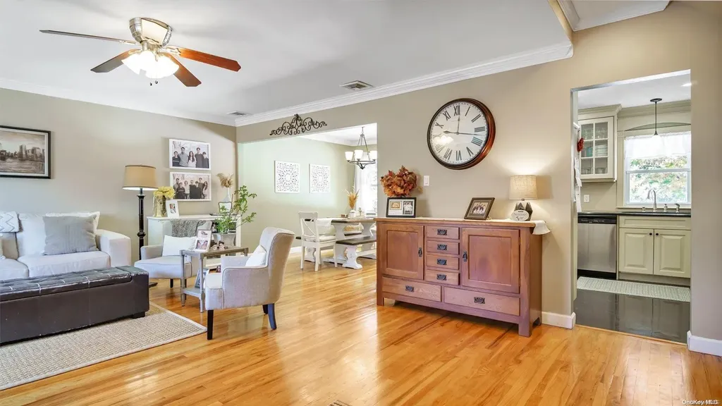 20 Eleanor Road Plainview NY 11803
