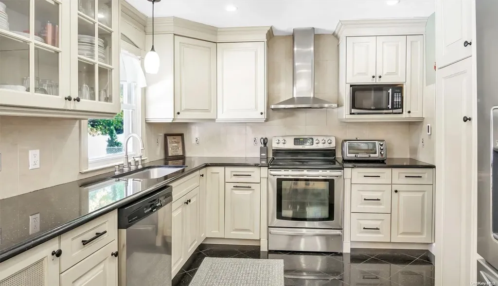 20 Eleanor Road Plainview NY 11803