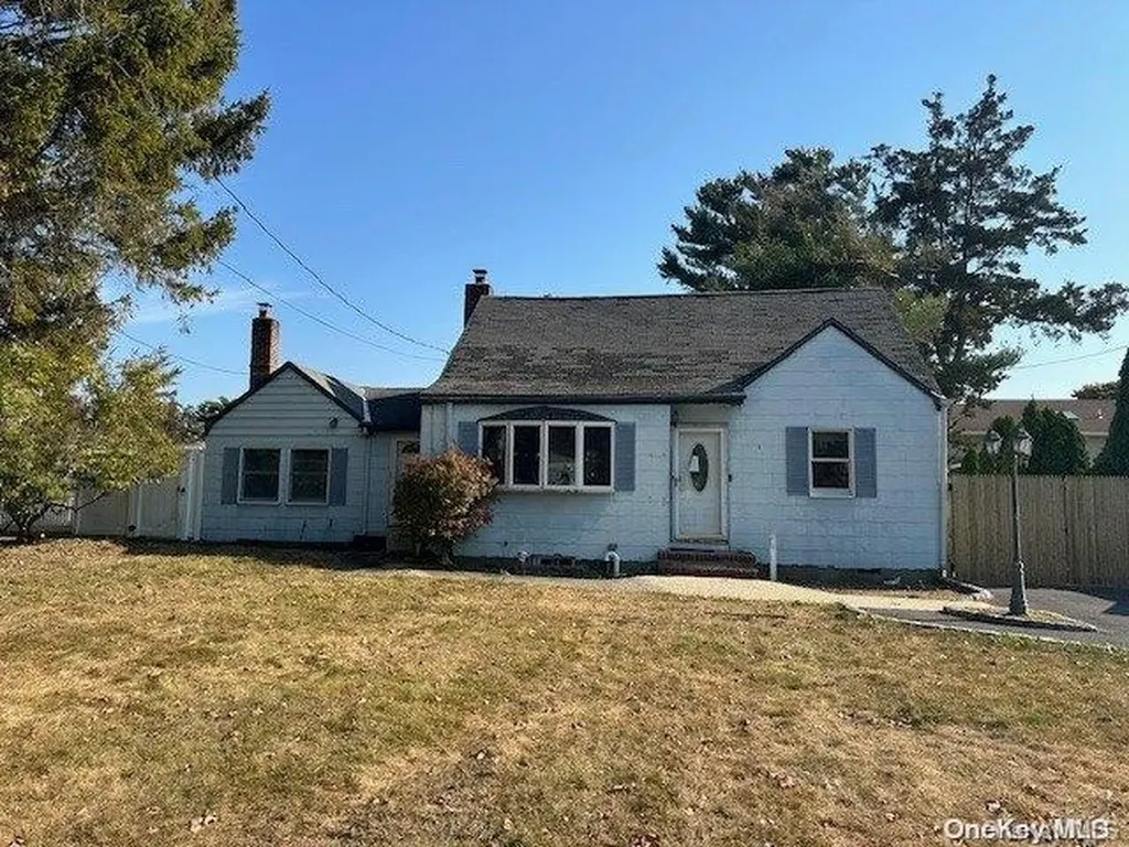 37 Gladstone Avenue West Islip NY 11795
