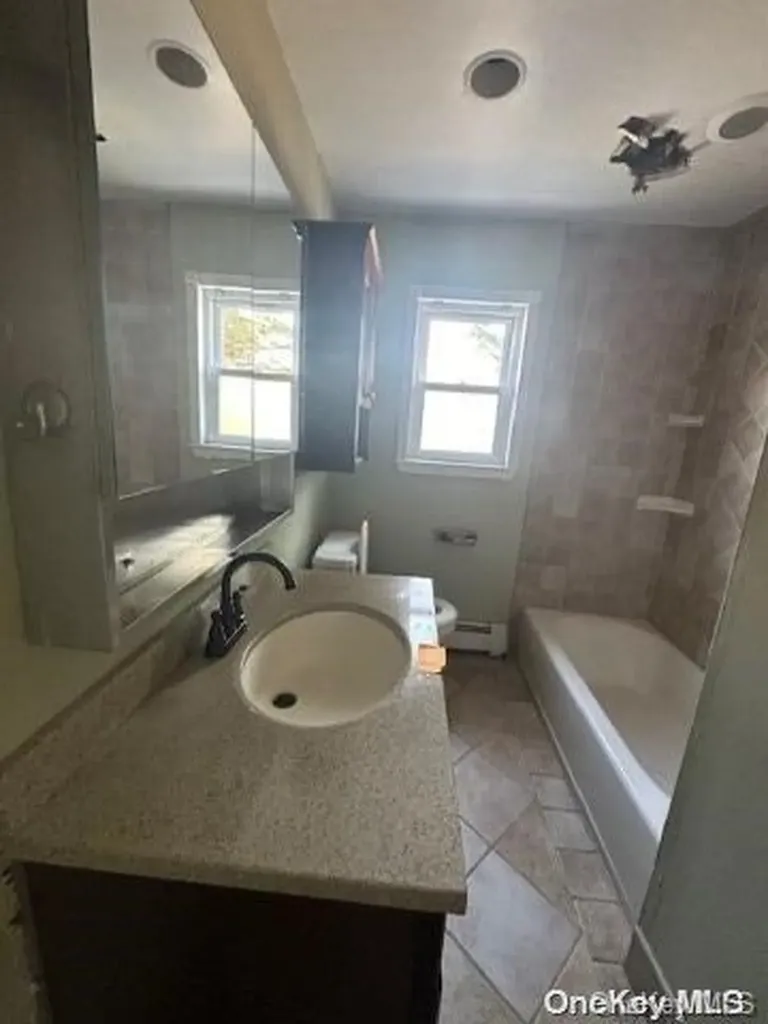 37 Gladstone Avenue West Islip NY 11795