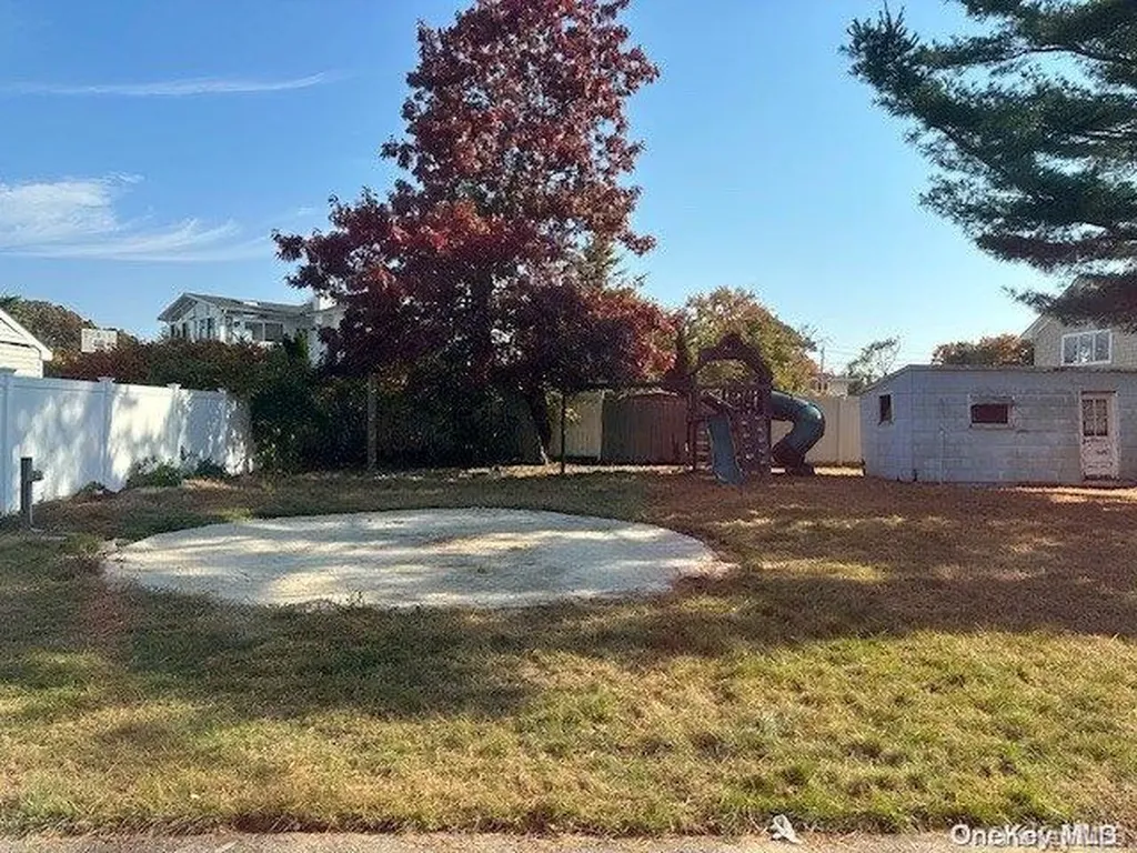 37 Gladstone Avenue West Islip NY 11795