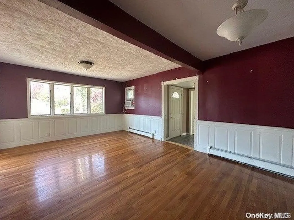 37 Gladstone Avenue West Islip NY 11795