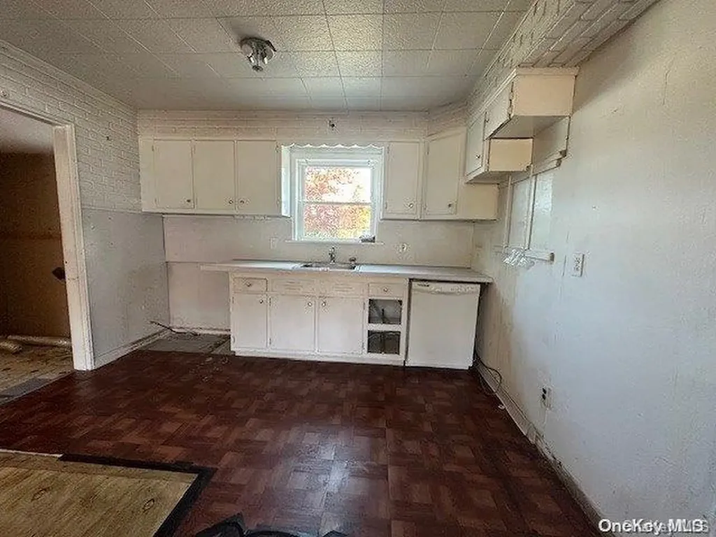 37 Gladstone Avenue West Islip NY 11795