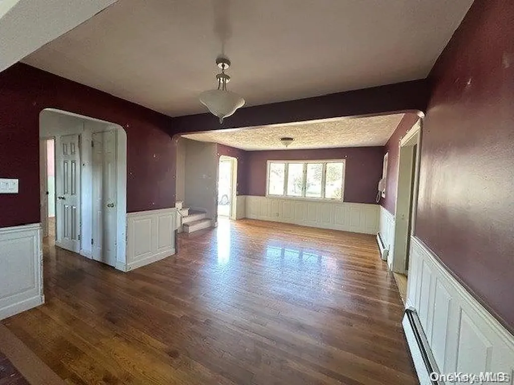 37 Gladstone Avenue West Islip NY 11795