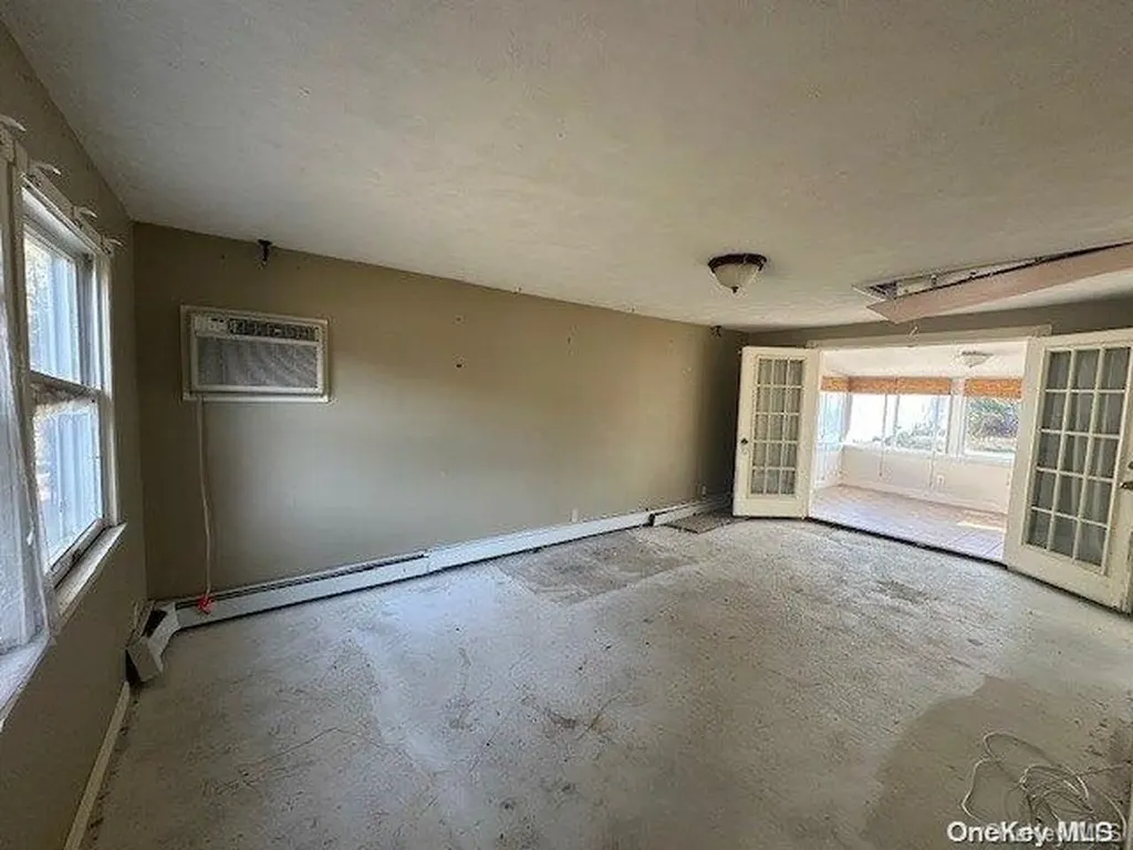 37 Gladstone Avenue West Islip NY 11795