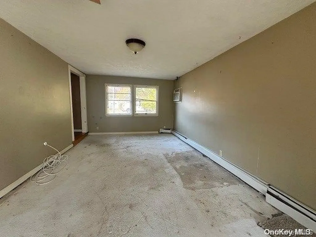 37 Gladstone Avenue West Islip NY 11795