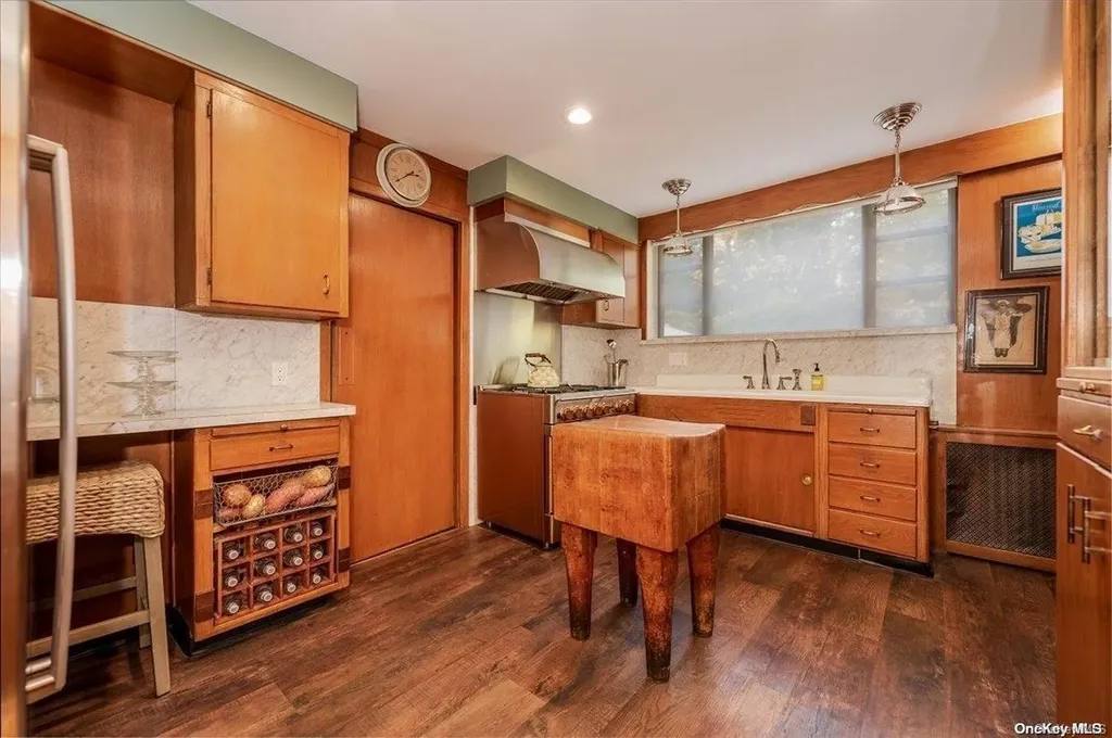 63 Wensley Drive Great Neck NY 11020