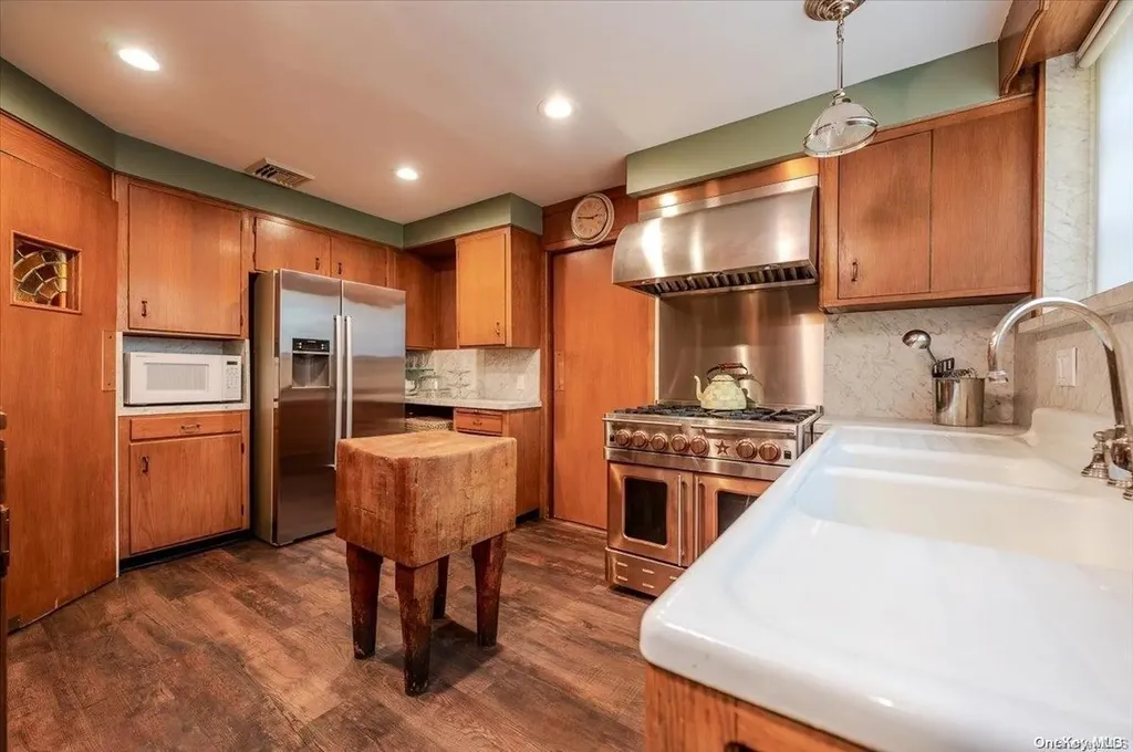 63 Wensley Drive Great Neck NY 11020