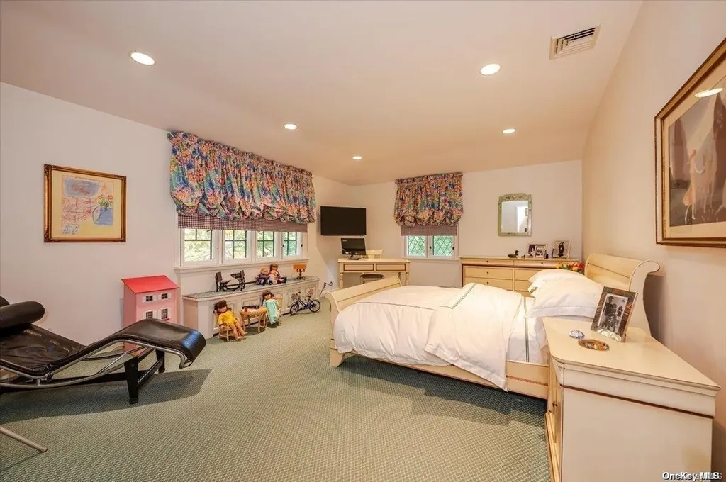 63 Wensley Drive Great Neck NY 11020