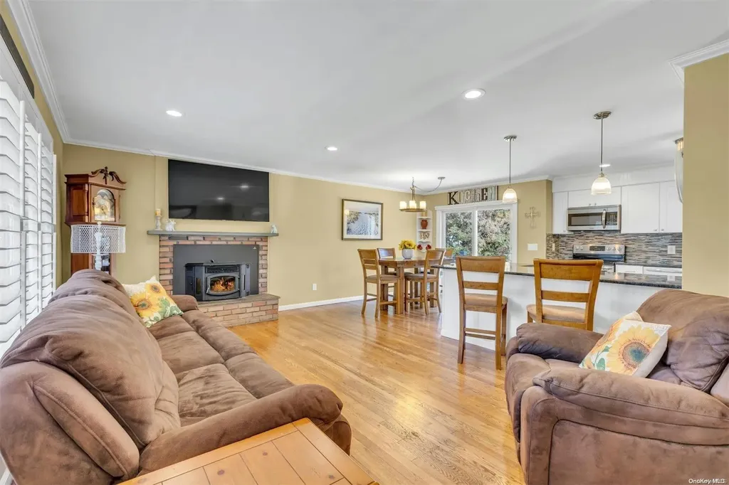 87 Lolly Lane Centereach NY 11720