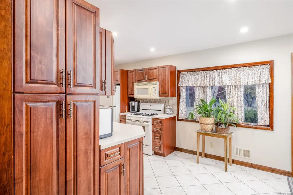 175 Park Lane Massapequa NY 11758