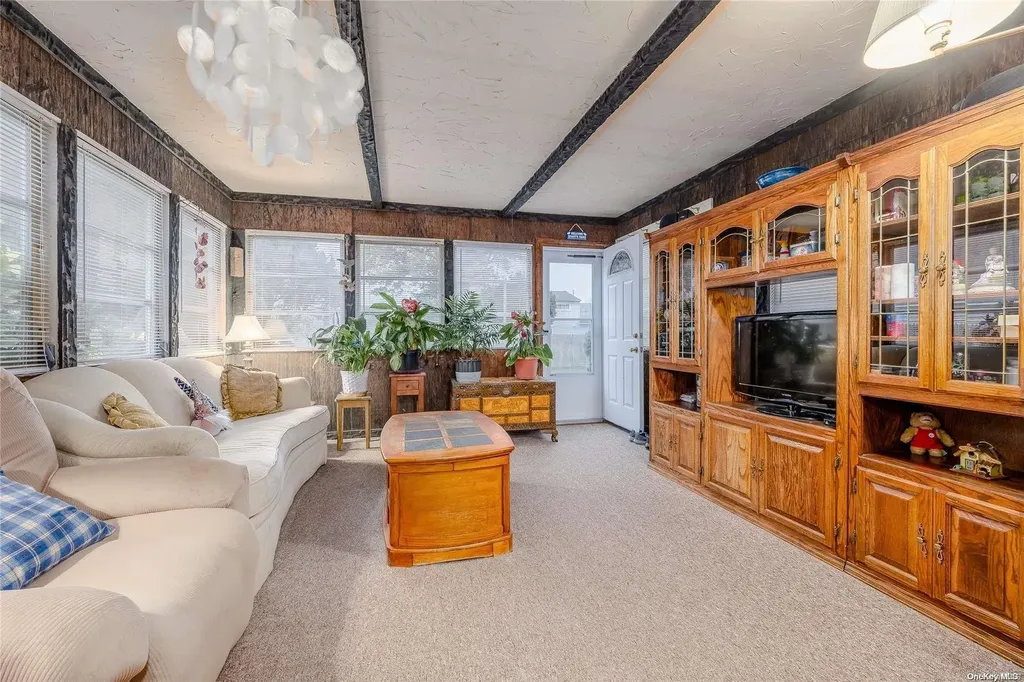 175 Park Lane Massapequa NY 11758