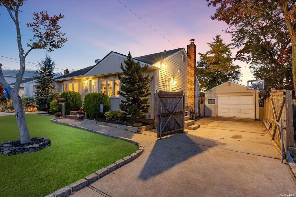 175 Park Lane Massapequa NY 11758