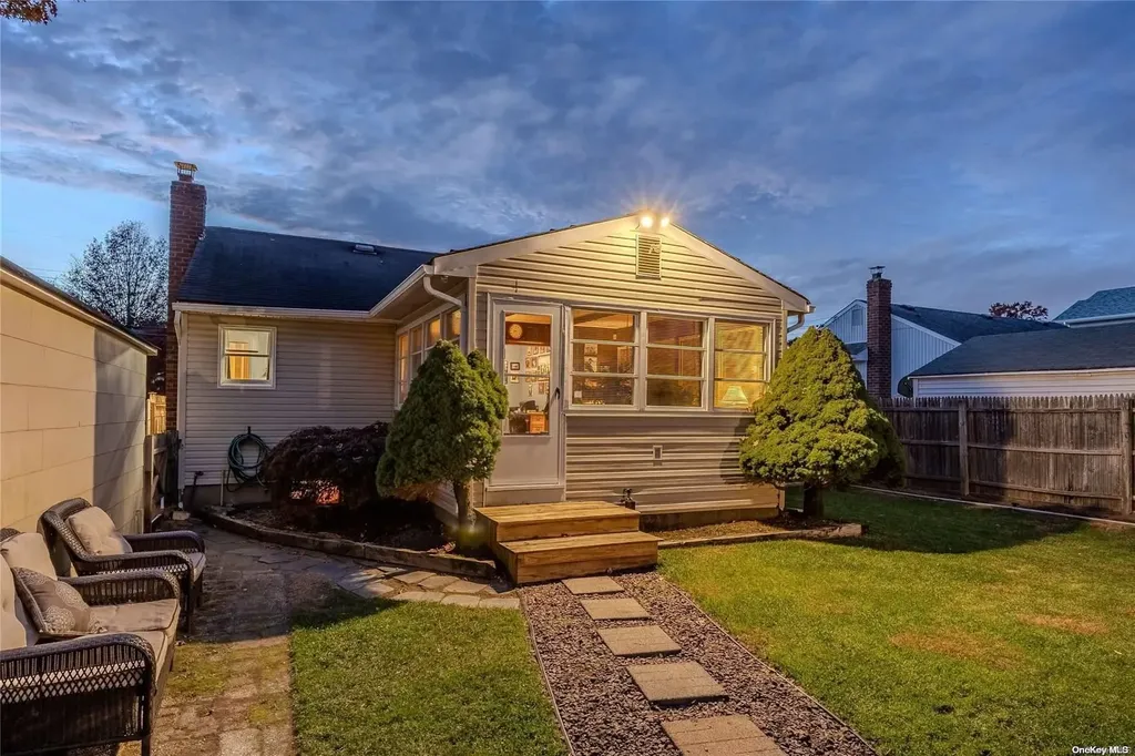 175 Park Lane Massapequa NY 11758