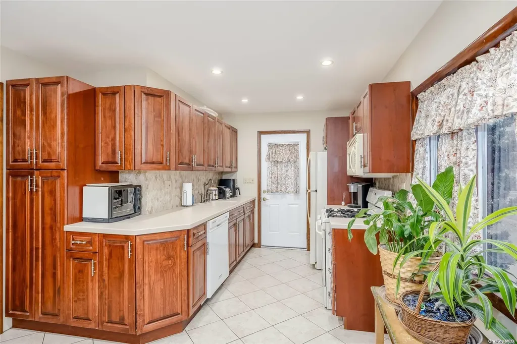 175 Park Lane Massapequa NY 11758