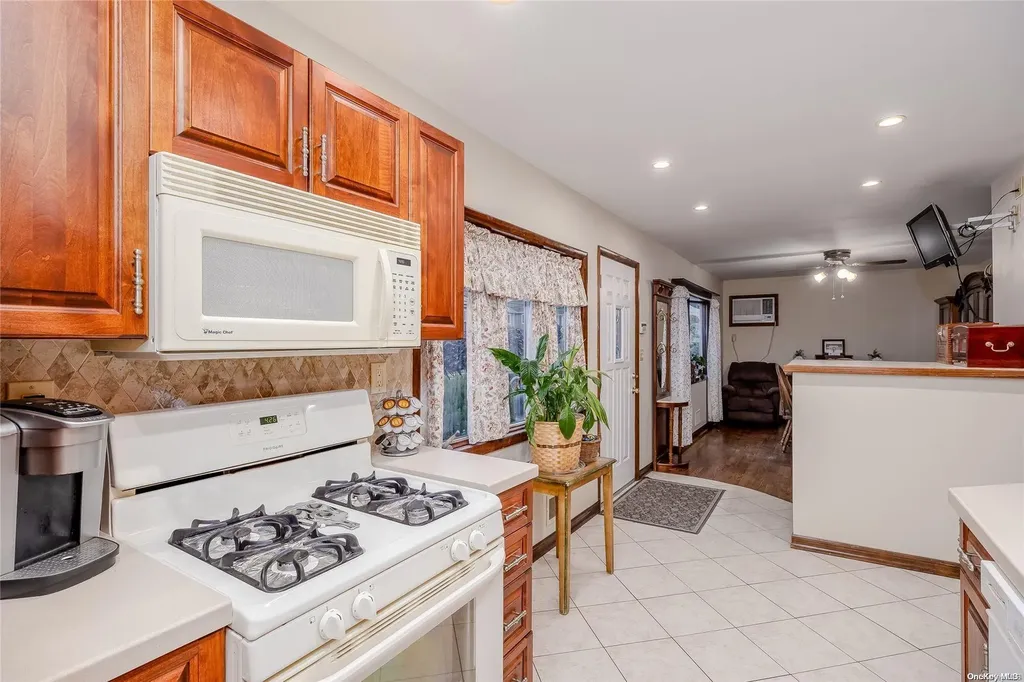 175 Park Lane Massapequa NY 11758