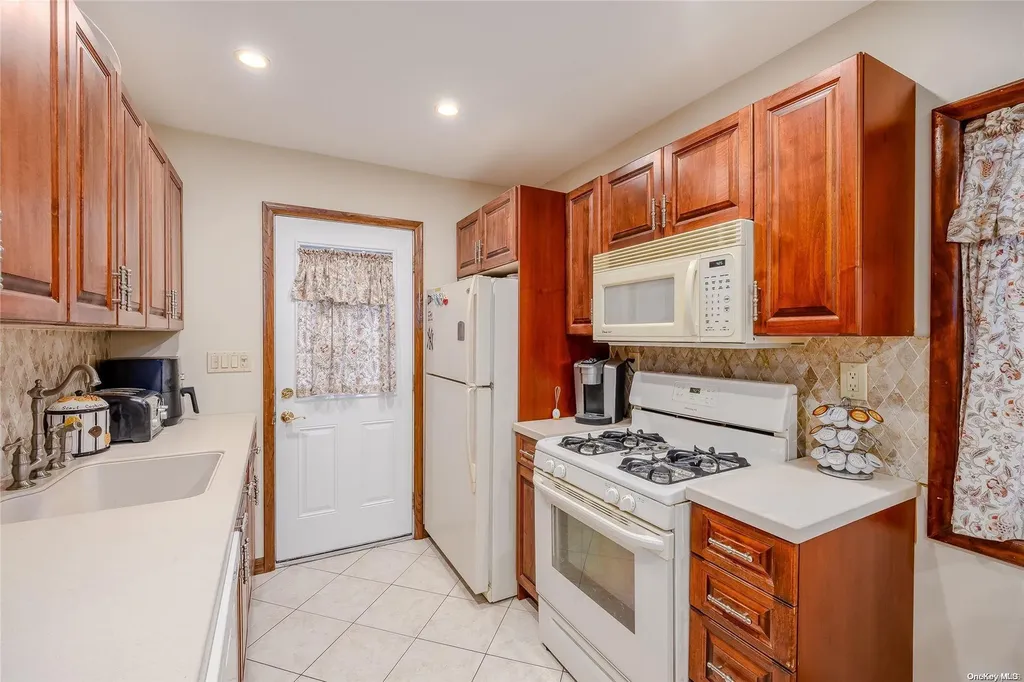 175 Park Lane Massapequa NY 11758