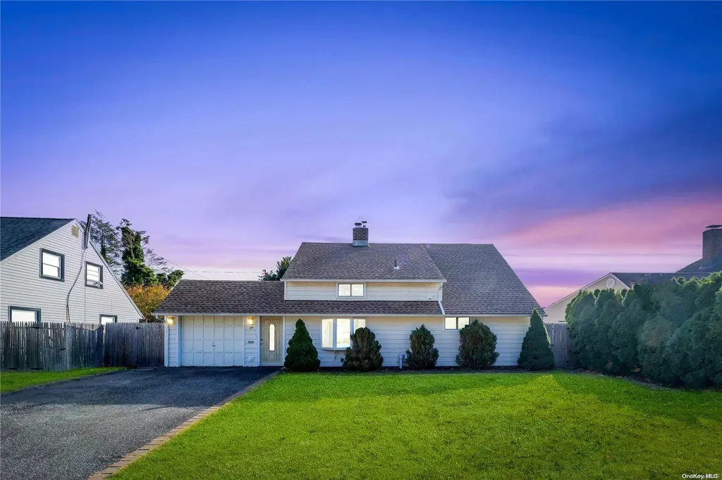 19 Coppersmith Road Levittown NY 11756