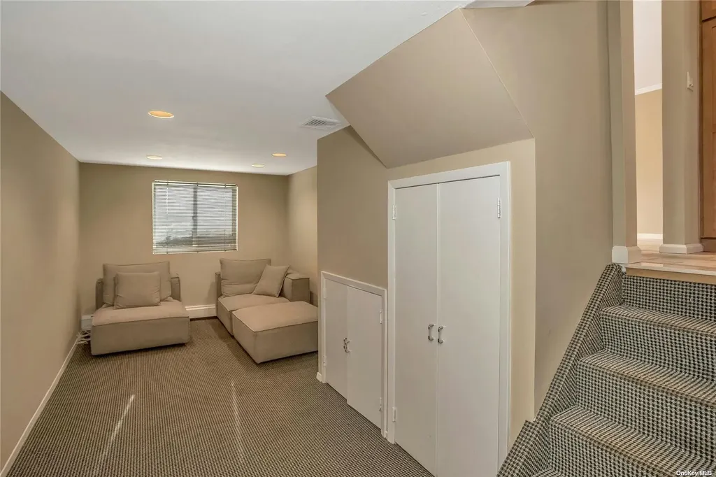 43 Briarwood Lane Plainview NY 11803