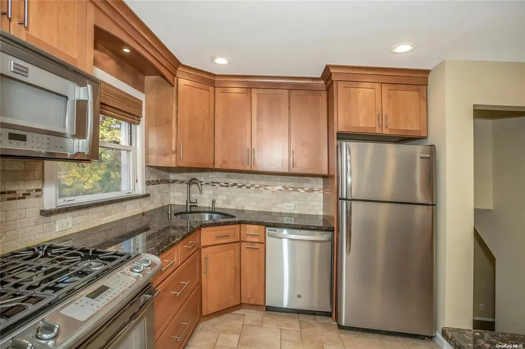 43 Briarwood Lane Plainview NY 11803