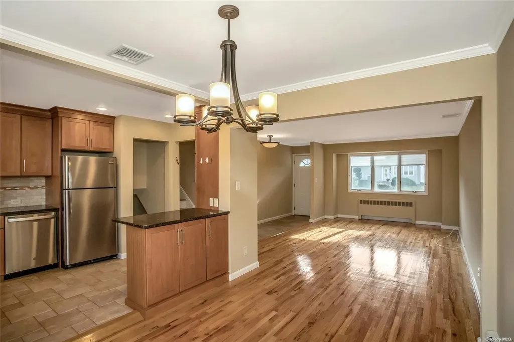 43 Briarwood Lane Plainview NY 11803