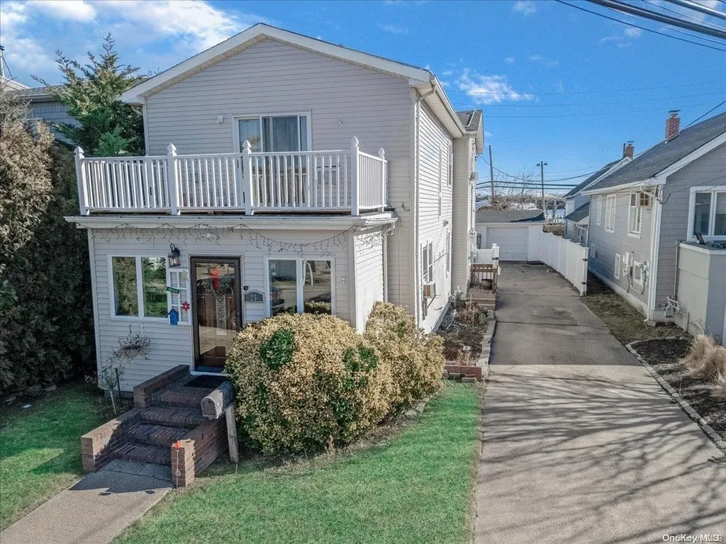 25 Quebec Road Island Park NY 11558