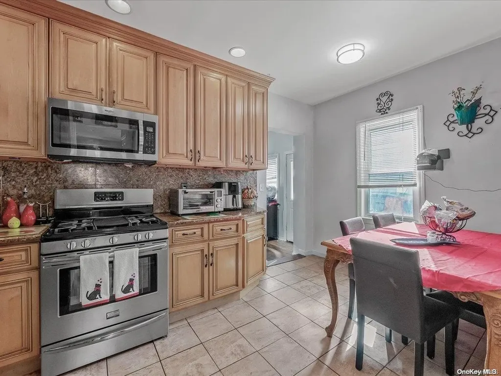 25 Quebec Road Island Park NY 11558